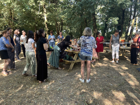 cooperation-faraglo.webp Équipe Faraglo réunie lors d'un séminaire collectif favorisant la coopération et les échanges entre collaborateurs.